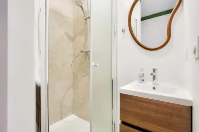 Salle de bains dans l'établissement Grand 5 Chambres Paris La Defense