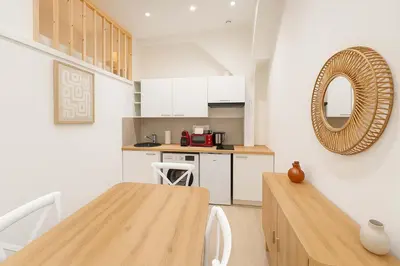 Cuisine ou kitchenette dans l'établissement 2 pieces avec mezzanine et deco design - Paris 9