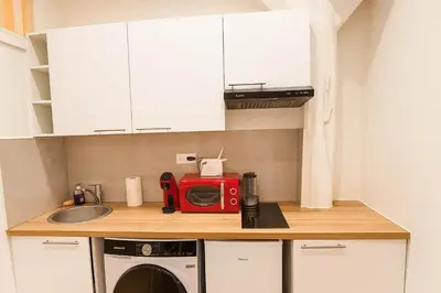 Cuisine ou kitchenette dans l'établissement 2 pieces avec mezzanine et deco design - Paris 9