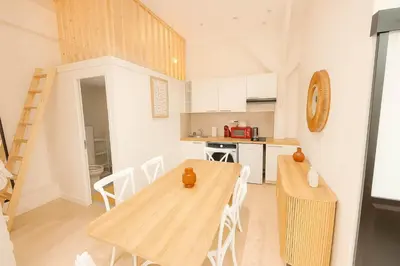 Cuisine ou kitchenette dans l'établissement 2 pieces avec mezzanine et deco design - Paris 9