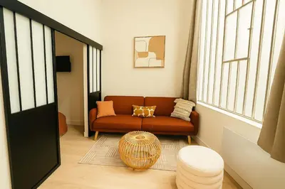 Coin salon dans l'établissement 2 pieces avec mezzanine et deco design - Paris 9
