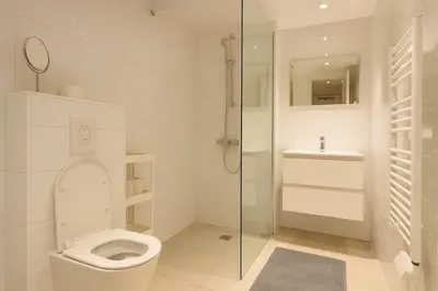Salle de bains dans l'établissement 2 pieces avec mezzanine et deco design - Paris 9