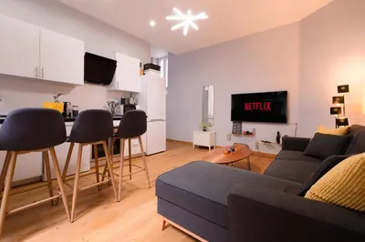 Télévision ou salle de divertissement dans l'établissement Luxury Flat Champs Elysées 4 Guests