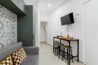 Télévision ou salle de divertissement dans l'établissement Appartement metro jaures tout equipe - Paris 19