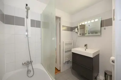 Salle de bains dans l'établissement 402 - Studio elegant et confortable a Paris 5