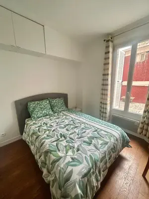 Un ou plusieurs lits dans un hébergement de l'établissement Comfort Parisian Room and Sofa Bed 1 min to Metro M4 & T3A