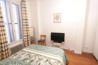 Télévision ou salle de divertissement dans l'établissement Comfort Parisian Room and Sofa Bed 1 min to Metro M4 & T3A
