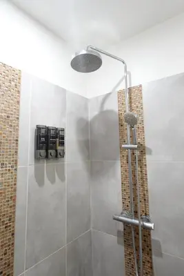 Salle de bains dans l'établissement Comfort Parisian Room and Sofa Bed 1 min to Metro M4 & T3A