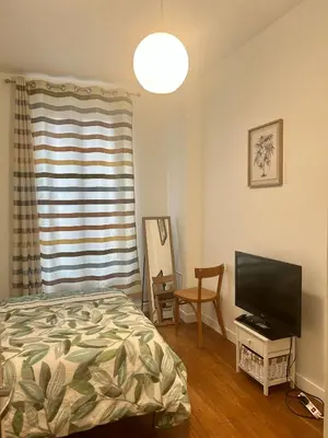 Télévision ou salle de divertissement dans l'établissement Comfort Parisian Room and Sofa Bed 1 min to Metro M4 & T3A
