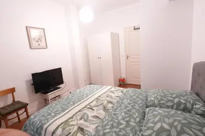 Un ou plusieurs lits dans un hébergement de l'établissement Comfort Parisian Room and Sofa Bed 1 min to Metro M4 & T3A