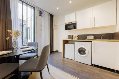 Cuisine ou kitchenette dans l'établissement Beautiful apartment at Gare de l'Est Republique