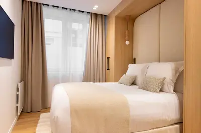 Un ou plusieurs lits dans un hébergement de l'établissement Elegant apartment with AC - 3BR-6P- Montorgueil