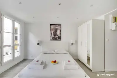 Un ou plusieurs lits dans un hébergement de l'établissement Intimate apartment - 2P - Le Marais