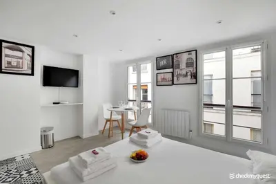 Télévision ou salle de divertissement dans l'établissement Intimate apartment - 2P - Le Marais