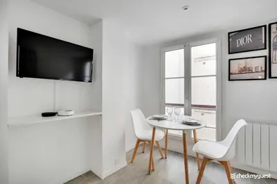 Télévision ou salle de divertissement dans l'établissement Intimate apartment - 2P - Le Marais