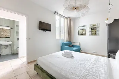 Un ou plusieurs lits dans un hébergement de l'établissement MyKeypers - Authentic Deluxe 2BR Flat - Rue Montorgueil
