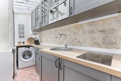 Cuisine ou kitchenette dans l'établissement MyKeypers - Authentic Deluxe 2BR Flat - Rue Montorgueil