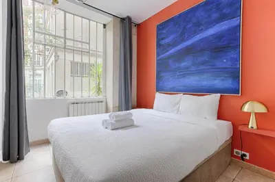 Un ou plusieurs lits dans un hébergement de l'établissement MyKeypers - Authentic Deluxe 2BR Flat - Rue Montorgueil