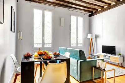 Télévision ou salle de divertissement dans l'établissement Central 1BR in Le Marais - Close to Notre-Dame - Paris Vacation Rentals
