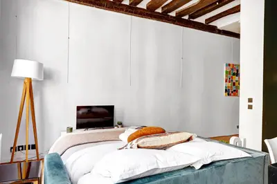 Un ou plusieurs lits dans un hébergement de l'établissement Central 1BR in Le Marais - Close to Notre-Dame - Paris Vacation Rentals