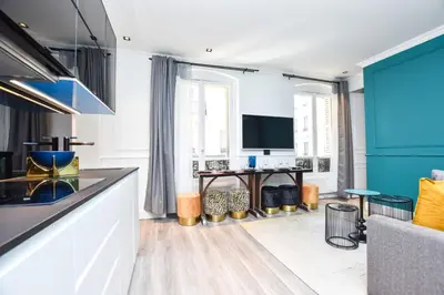 Télévision ou salle de divertissement dans l'établissement Cosy appt - Grands boulevards Musee Grevin