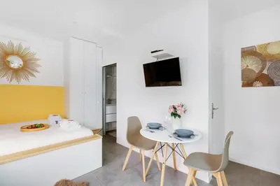 Télévision ou salle de divertissement dans l'établissement Intimate studio - 2P - Arts et MÃ©tiers RÃ©publique