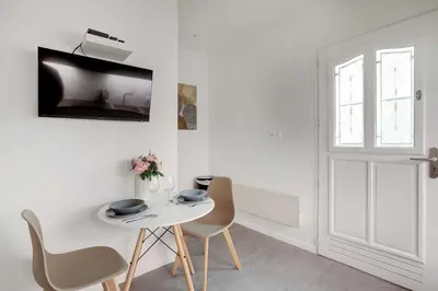Télévision ou salle de divertissement dans l'établissement Intimate studio - 2P - Arts et MÃ©tiers RÃ©publique