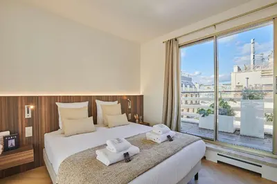Un ou plusieurs lits dans un hébergement de l'établissement Penthouse with view of the Eiffel Tower-Faubourg