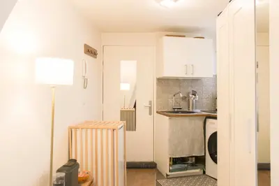 Cuisine ou kitchenette dans l'établissement Bright studio near theaters and the Marais