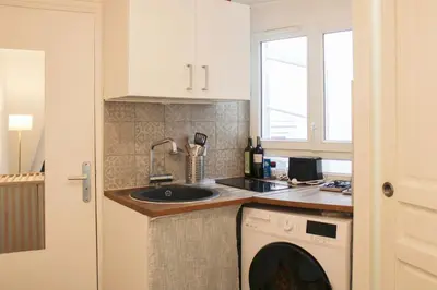 Cuisine ou kitchenette dans l'établissement Bright studio near theaters and the Marais