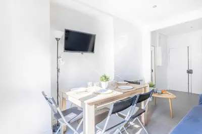 Télévision ou salle de divertissement dans l'établissement Charming Apartment - 2BR 6P - Bastille