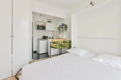 Un ou plusieurs lits dans un hébergement de l'établissement Studio cosy à 1min à pied du métro Porte des Lilas