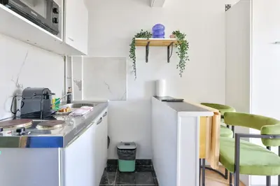 Cuisine ou kitchenette dans l'établissement Studio cosy à 1min à pied du métro Porte des Lilas