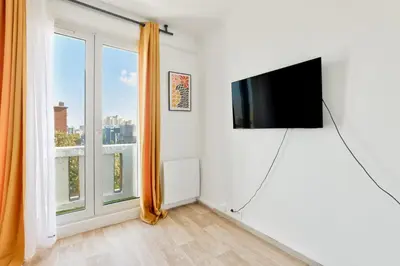 Télévision ou salle de divertissement dans l'établissement Studio cosy à 1min à pied du métro Porte des Lilas