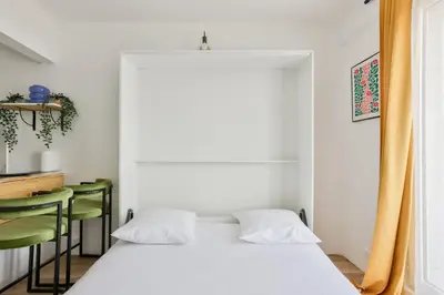 Un ou plusieurs lits dans un hébergement de l'établissement Studio cosy à 1min à pied du métro Porte des Lilas