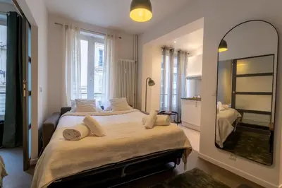 Un ou plusieurs lits dans un hébergement de l'établissement Stylish one bedroom apartment in Paris 17th