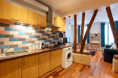 Cuisine ou kitchenette dans l'établissement Designer and stylish flat in vibrant Belleville neighborhood near the metro