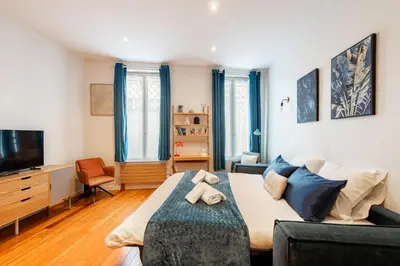 Télévision ou salle de divertissement dans l'établissement Designer and stylish flat in vibrant Belleville neighborhood near the metro
