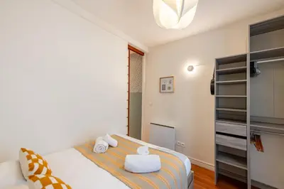 Un ou plusieurs lits dans un hébergement de l'établissement Designer and stylish flat in vibrant Belleville neighborhood near the metro