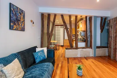 Coin salon dans l'établissement Designer and stylish flat in vibrant Belleville neighborhood near the metro