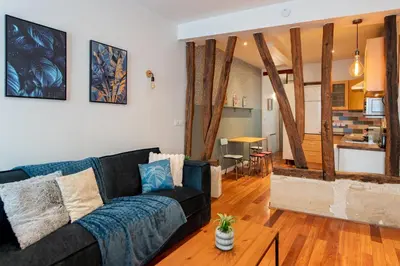 Coin salon dans l'établissement Designer and stylish flat in vibrant Belleville neighborhood near the metro