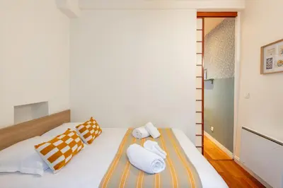 Un ou plusieurs lits dans un hébergement de l'établissement Designer and stylish flat in vibrant Belleville neighborhood near the metro