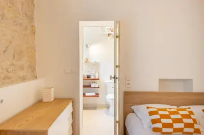 Un ou plusieurs lits dans un hébergement de l'établissement Designer and stylish flat in vibrant Belleville neighborhood near the metro