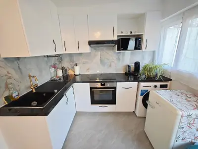 Cuisine ou kitchenette dans l'établissement Arc de Triomphe 2 min walk Elegant Apartment