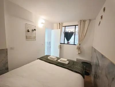 Un ou plusieurs lits dans un hébergement de l'établissement Arc de Triomphe 2 min walk Elegant Apartment