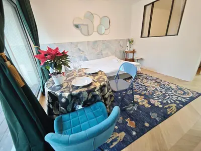 Un ou plusieurs lits dans un hébergement de l'établissement Arc de Triomphe 2 min walk Elegant Apartment