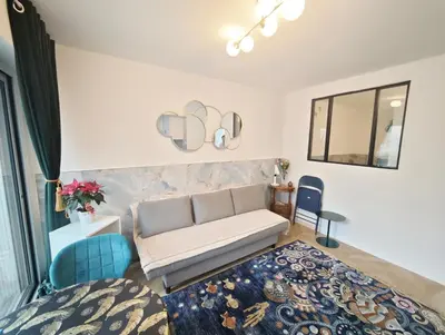 Coin salon dans l'établissement Arc de Triomphe 2 min walk Elegant Apartment