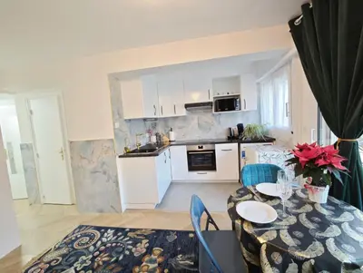 Cuisine ou kitchenette dans l'établissement Arc de Triomphe 2 min walk Elegant Apartment