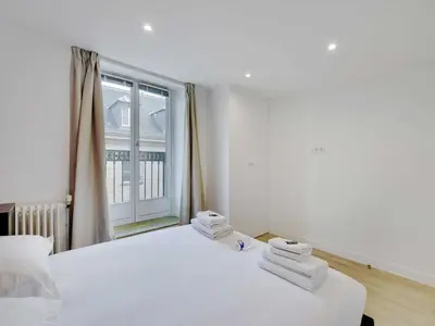 Un ou plusieurs lits dans un hébergement de l'établissement Appartement in the heart of Paris Opera