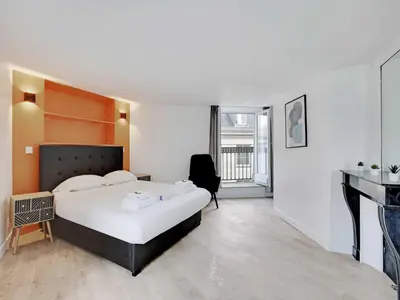 Un ou plusieurs lits dans un hébergement de l'établissement Appartement in the heart of Paris Opera